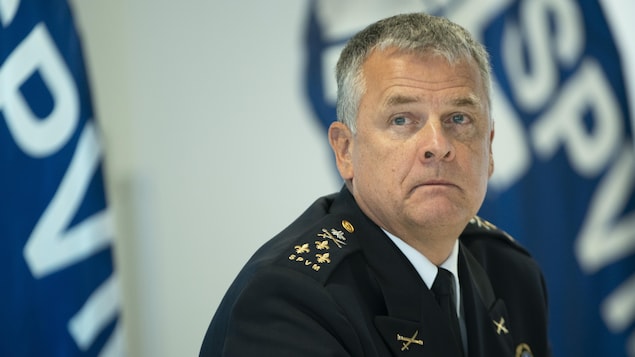 Le directeur du SPVM, Sylvain Caron, assis durant une conférence de presse..