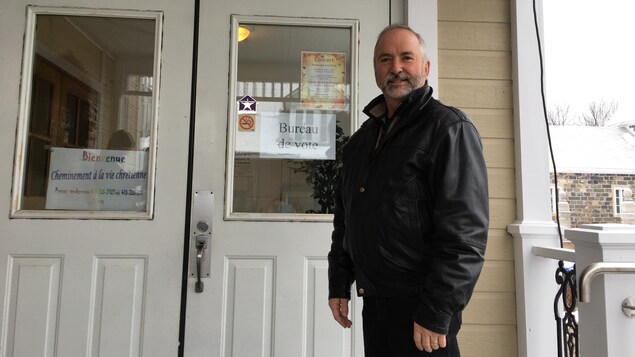 Le nouveau maire de Saint-Stanislas Sylvain Déry devant le bureau de vote de sa municipalité Le nouveau maire de Saint-Stanislas Sylvain Déry devant le bureau de vote de sa municipalité