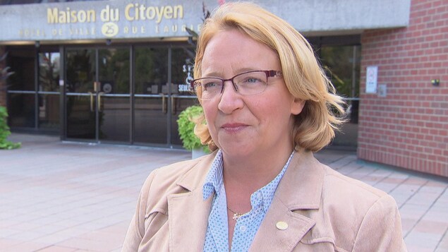 Sylvie Goneau en entrevue devant la Maison du Citoyen à Gatineau. Sylvie Goneau en entrevue devant la Maison du Citoyen à Gatineau.