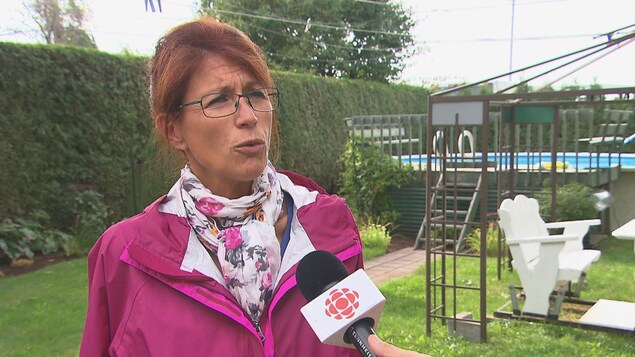 Sylvie Lessard prétend que sa maison est située sur un ancien dépotoir et qu'elle ne l'aurait jamais achetée si elle avait su. Sylvie Lessard prétend que sa maison est située sur un ancien dépotoir et qu'elle ne l'aurait jamais achetée si elle avait su.