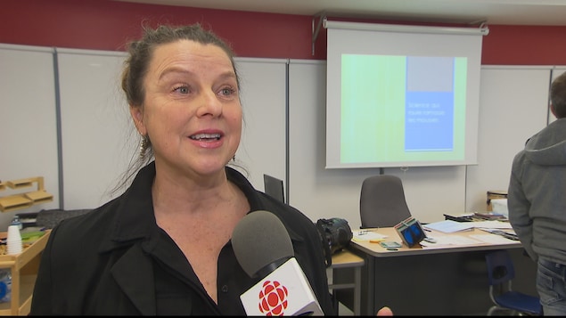 Sylvie Roussy en entrevue dans une salle de classe Sylvie Roussy en entrevue dans une salle de classe