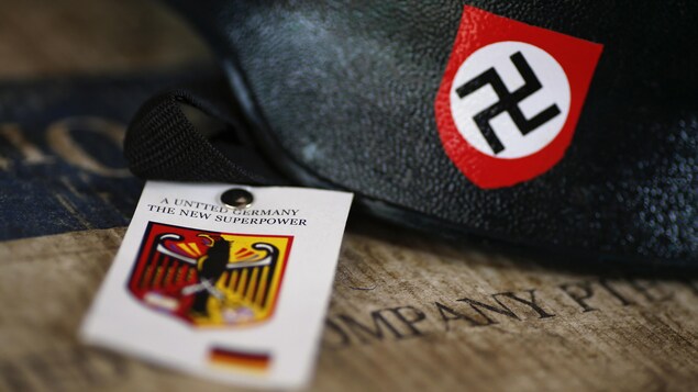 un casque de moto avec la croix gammée et un carte sur laquelle on peut voir l'aigle allemand. un casque de moto avec la croix gammée et un carte sur laquelle on peut voir l'aigle allemand.