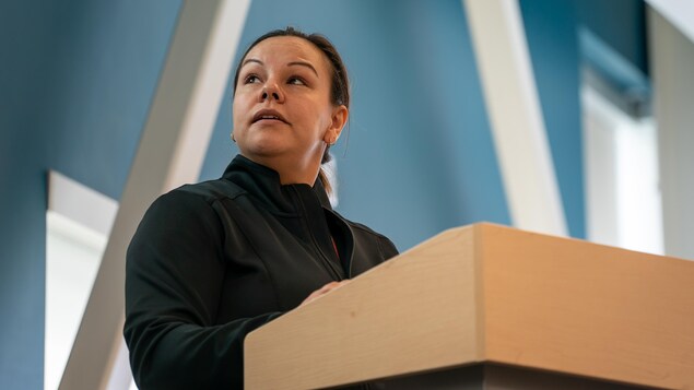Sharlene Webkamigad derrière un podium.