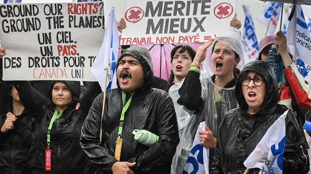Des employés d'Air Canada et des syndicats manifestent.