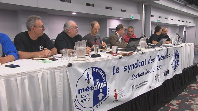 Gens assis à une table, dont Clément Masse Gens assis à une table, dont Clément Masse
