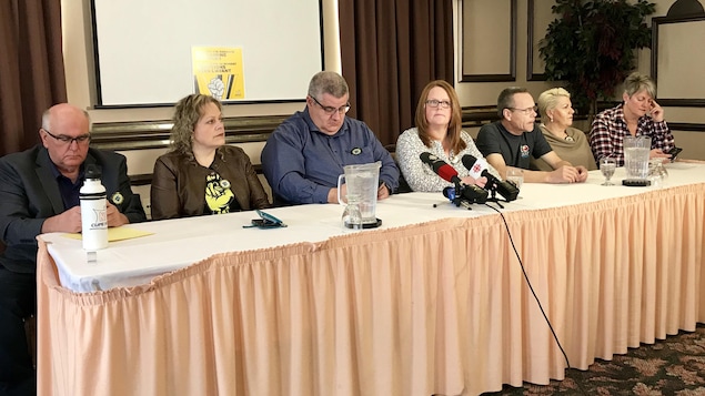 Les représentants syndicaux réunis en conférence de presse dimanche avant-midi.