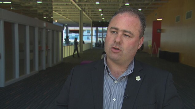 Mathieu Lavoie répond aux questions d'un journaliste à la caméra. Mathieu Lavoie répond aux questions d'un journaliste à la caméra.