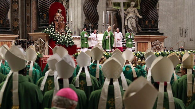 Des religieux assistent à une assemblée menée par le pape François au Vatican.