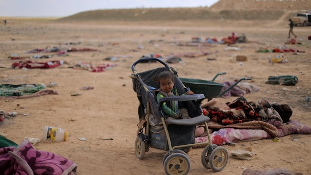 Un enfant dans sa poussette près du village de Baghouz en Syrie.