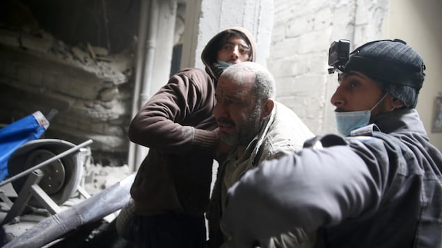 Des civils aident un homme dans un refuge de la Ghouta. Des civils aident un homme dans un refuge de la Ghouta.