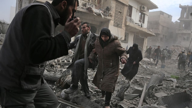 Des civils de la ville de Saqba dans l'est du Ghouta tentent de fuir leur ville pendant une attaque aérienne du régime de Bachar Al-Assad. Des civils de la ville de Saqba dans l'est du Ghouta tentent de fuir leur ville pendant une attaque aérienne du régime de Bachar Al-Assad.