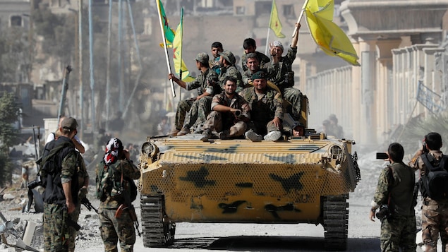 Des combattants des Forces démocratiques syriennes célèbrent leur reprise de Raqqa des mains du groupe armé État islamique. Des combattants des Forces démocratiques syriennes célèbrent leur reprise de Raqqa des mains du groupe armé État islamique.