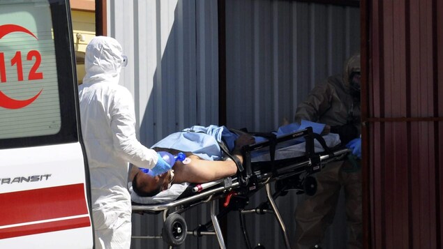 Une victime d'une présumée attaque à l'arme chimique dans le nord de la Syrie est transportée sur un brancard.