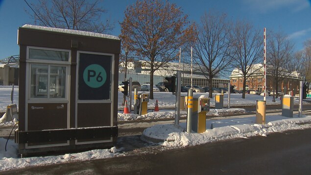 Une borne de stationnement automatisée sur le site d’ExpoCité.