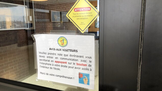 Note disant : « Veuillez prendre note que dorénavant vous devez entrer en communication avec le secrétariat en appuyant sur le bouton de l'interphone à votre droite pour avoir accès à l'intérieur de l'école. » Note disant : « Veuillez prendre note que dorénavant vous devez entrer en communication avec le secrétariat en appuyant sur le bouton de l'interphone à votre droite pour avoir accès à l'intérieur de l'école. »