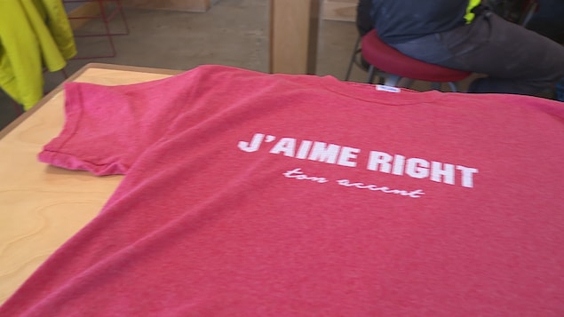 Les t-shirts « J'aime right ton accent » se vendent comme de petits pains chauds. Les t-shirts « J'aime right ton accent » se vendent comme de petits pains chauds.