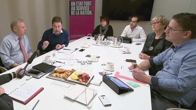 Le chef du Parti québécois est entouré des députés Martin Ouellet, Lorraine Richard et Sylvain Gaudreault ainsi que des membres de son cabinet. Le chef du Parti québécois est entouré des députés Martin Ouellet, Lorraine Richard et Sylvain Gaudreault ainsi que des membres de son cabinet.