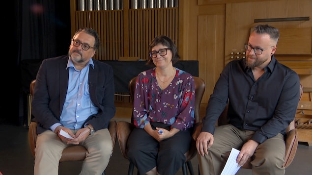 Deux hommes et une femme regardent une interlocutrice.