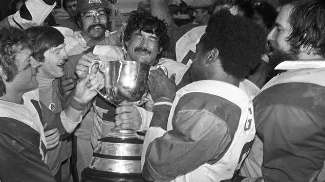 Des joueurs de football qui tiennent une coupe Des joueurs de football qui tiennent une coupe