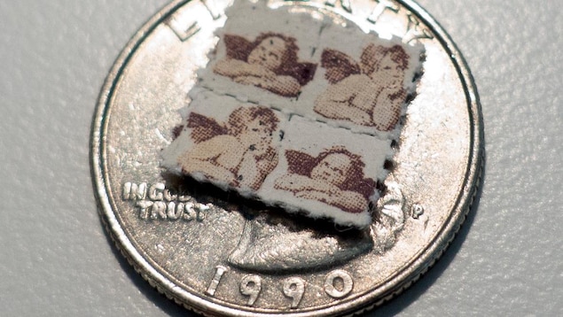 Quatre petits timbres de LSD sont plus petits qu'une seule pièce de 25 sous. Sur les timbres, des images d'anges imprimées. Quatre petits timbres de LSD sont plus petits qu'une seule pièce de 25 sous. Sur les timbres, des images d'anges imprimées.
