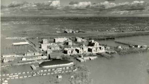 Le campus Fort Garry de l'Université du Manitoba lors de l'inondation de 1950 Le campus Fort Garry de l'Université du Manitoba lors de l'inondation de 1950
