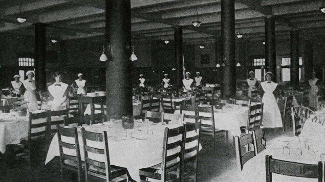 Des serveuses dans le réfectoire du Taché Hall Des serveuses dans le réfectoire du Taché Hall