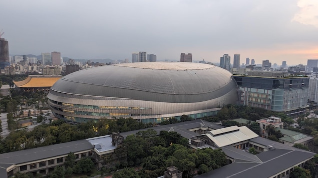 Un grand stade couvert en forme de pastille, à Taipei, à Taïwan.