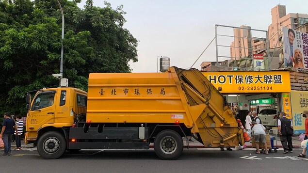 Sortir ses vidanges au son de Beethoven