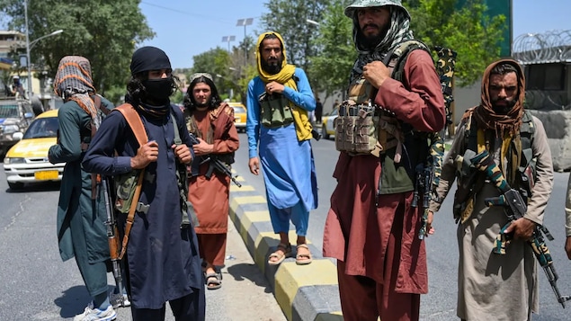 Combatientes talibanes montan guardia en una calle cerca de la plaza Zanbaq en Kabul el lunes 16 de agosto.