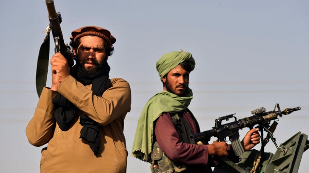 مقاتلان من حركة طالبان.