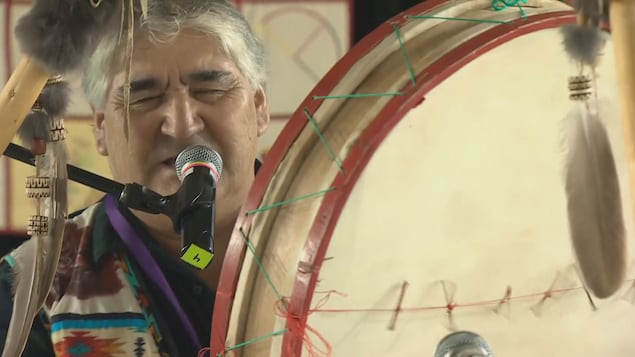 Un Innu joue du tambour traditionnel. Un Innu joue du tambour traditionnel.