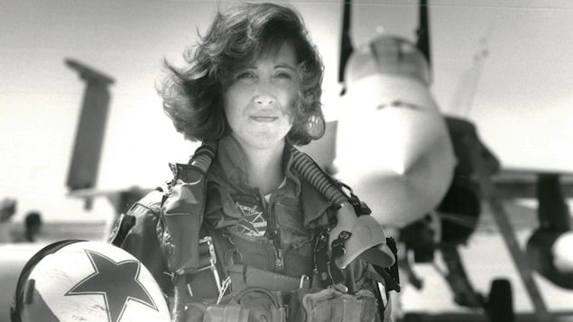 Cette photo de la U.S. Navy prise en 1992 montre Tammie Jo Shults devant un avion de chasse F/A-18A. Cette photo de la U.S. Navy prise en 1992 montre Tammie Jo Shults devant un avion de chasse F/A-18A.