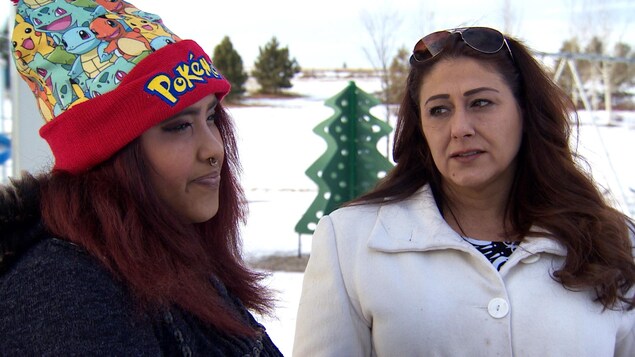 Justice Taylor, gauche, et sa mère Tammy Taylor dehors, par une journée d'hiver. Justice Taylor, gauche, et sa mère Tammy Taylor dehors, par une journée d'hiver.