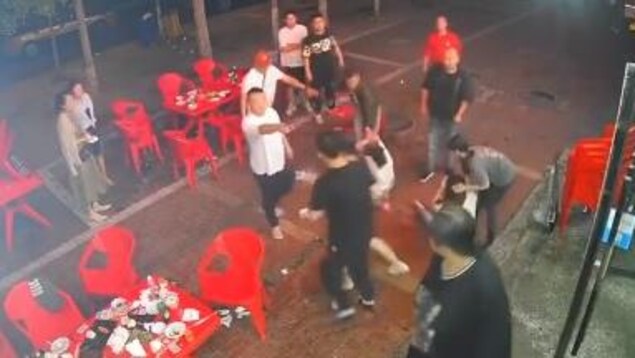6月10日，唐山一家烧烤店发生多名男子围殴四名女子事件，令人震惊。