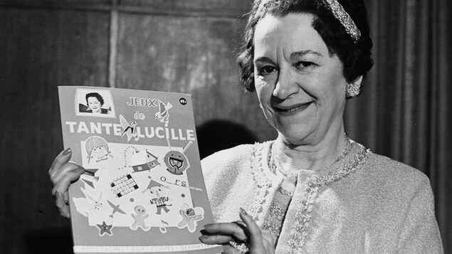 Lucille Desparois montre l'un de ses livres-jeux qu'elle tient dans ses mains. Lucille Desparois montre l'un de ses livres-jeux qu'elle tient dans ses mains.