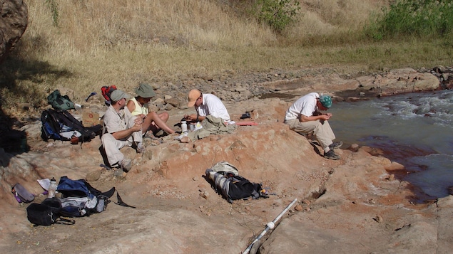 Des paléontologues du projet du bassin du rift Rukwa au travail. Des paléontologues du projet du bassin du rift Rukwa au travail.