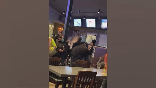 Une vidéo soumise par un client inquiet du Tap Brewhouse & Liquor Store à Regina, montre une douzaine de personnes qui dansent et échangent avec des gens assis à d'autres tables.