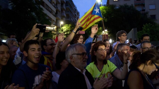 Des gens arrivent à un rassemblement pour l’ouverture de la campagne référendaire à Tarragone, à 100 km au sud de Barcelone, en Catalogne, jeudi le 14 septembre 2017. Des gens arrivent à un rassemblement pour l’ouverture de la campagne référendaire à Tarragone, à 100 km au sud de Barcelone, en Catalogne, jeudi le 14 septembre 2017.