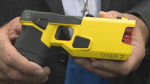 Un pistolet Taser jaune. 