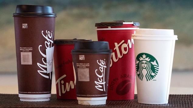 Des tasses de café jetables. Des tasses de café jetables.