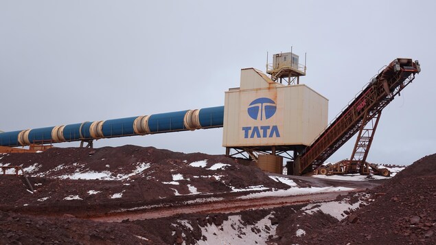 Un convoyeur portant le logo de Tata Steel surplombe une partie de la mine à Schefferville.