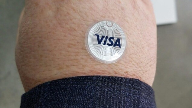 Ce tatouage permet de payer sans contact.