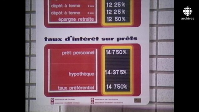 Tableau dans une banque affichant les taux d'intérêt sur des prêts (personnel, hypothèque, préférentiel). Tous supérieurs à 14%.