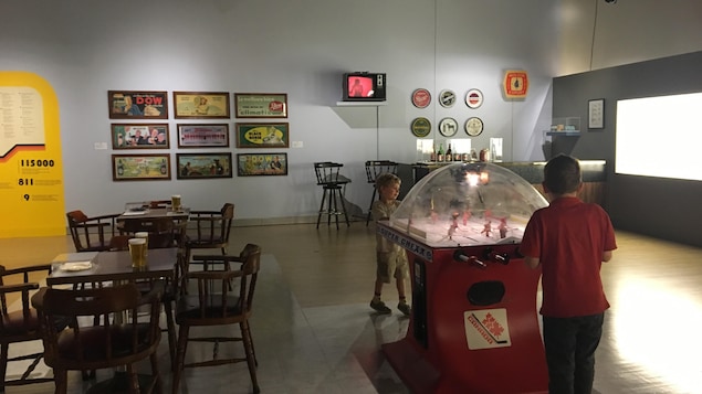 Une taverne des années 1970 recrée en musée québécois de culture populaire.