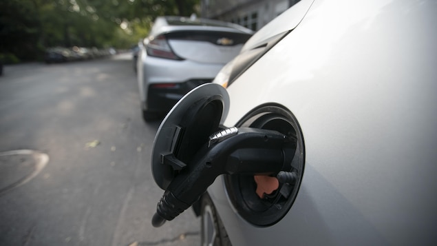 Photo: Radio-Canada\ Ivanoh Demers
Une voiture électrique st branchée à une borne de recharge.