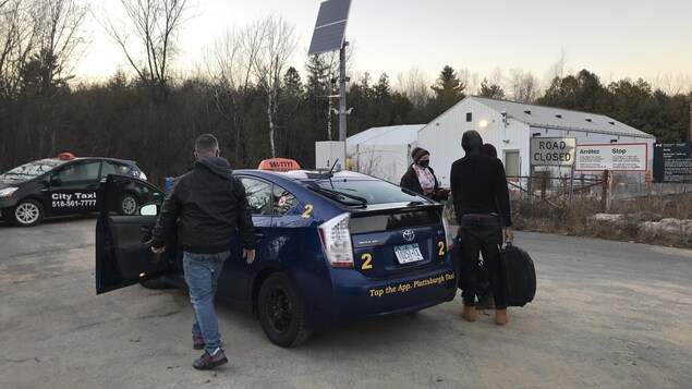 Un taxi devant les installations canadiennes près du chemin Roxham