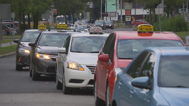 Une file de voitures de taxi sur le boulevard Saguenay à Chicoutimi.