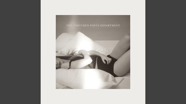 Pochette en noir et blanc avec la chanteuse couchée dans un lit en sous-vêtements.