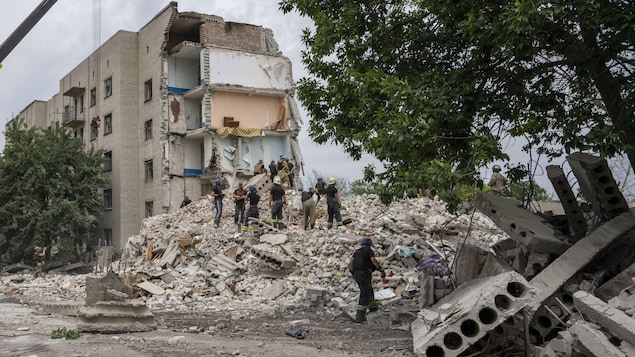 Une frappe sur un immeuble résidentiel du Donbass fait au moins 15 morts