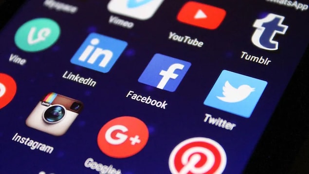 Under proposed new federal rules, social media sites could face fines if they do not remove content deemed harmful. )